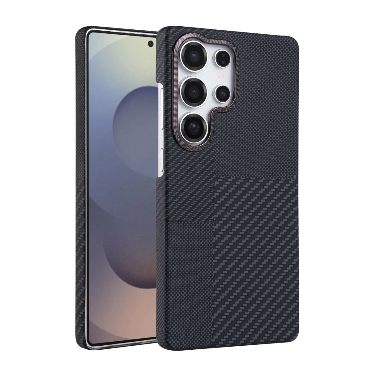 Karbon fiber desenli kılıfta siyah akıllı telefon, kamera lensleri görünüyor.