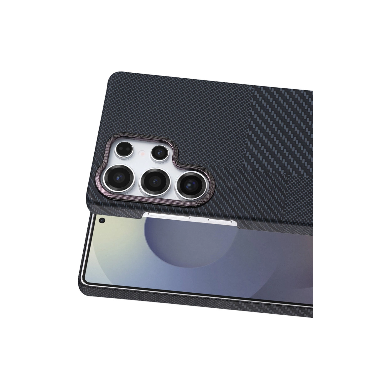 Karbon desenli koyu renk telefon, kamera modülü ve aynalı ekran.