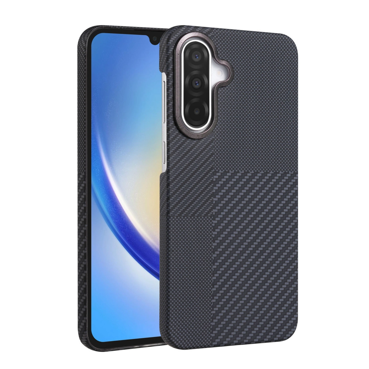 Karbon desenli kılıflı, üç kameralı koyu gri akıllı telefon.