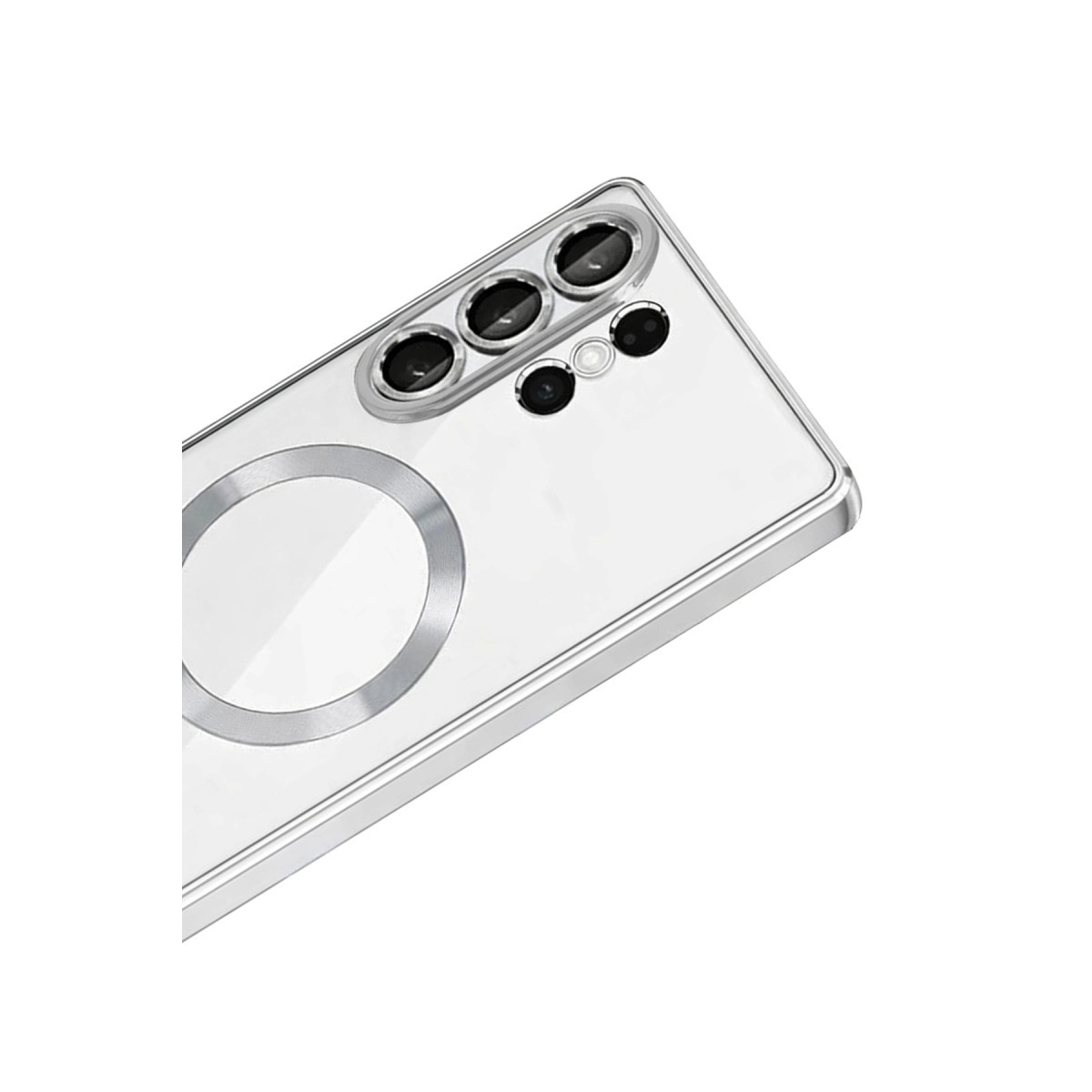 Gümüş halkalı ve kamera lensli şeffaf telefon kılıfı beyaz arka plan üzerinde.