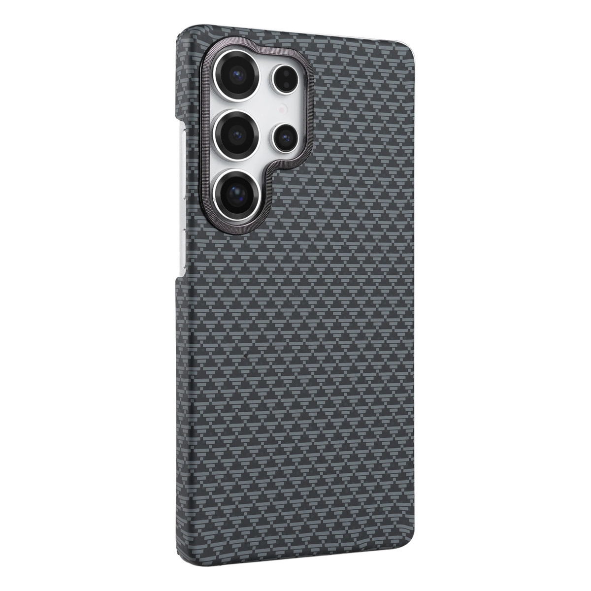Karbon desenli, kamera oyuklu koyu gri telefon kılıfı.