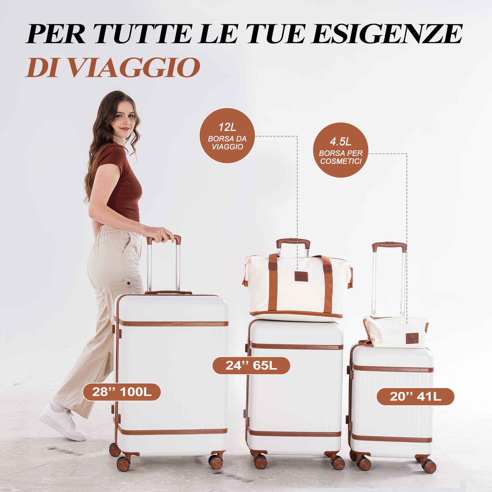 Una donna con top marrone e pantaloni beige accanto a valigie bianche.