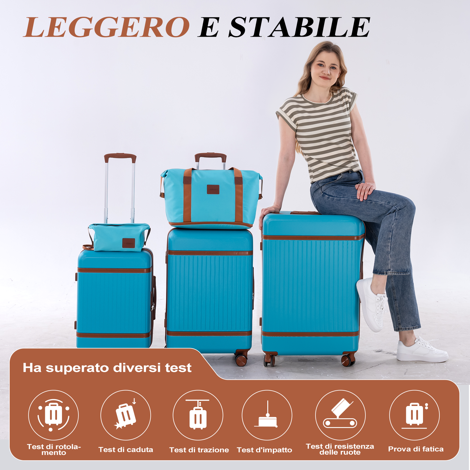Una donna seduta su una valigia blu. Diverse valigie accanto a lei.