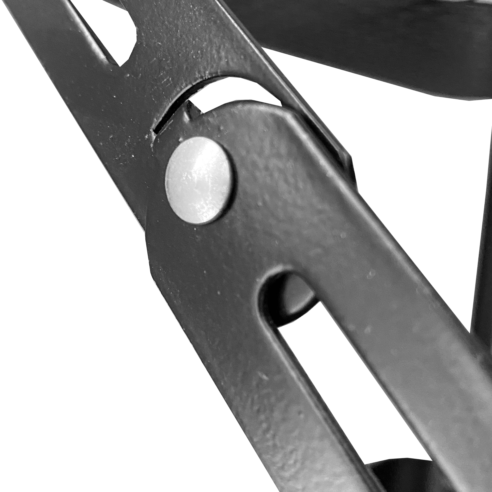 Primer plano de tijeras de metal negro con remaches y ranuras.