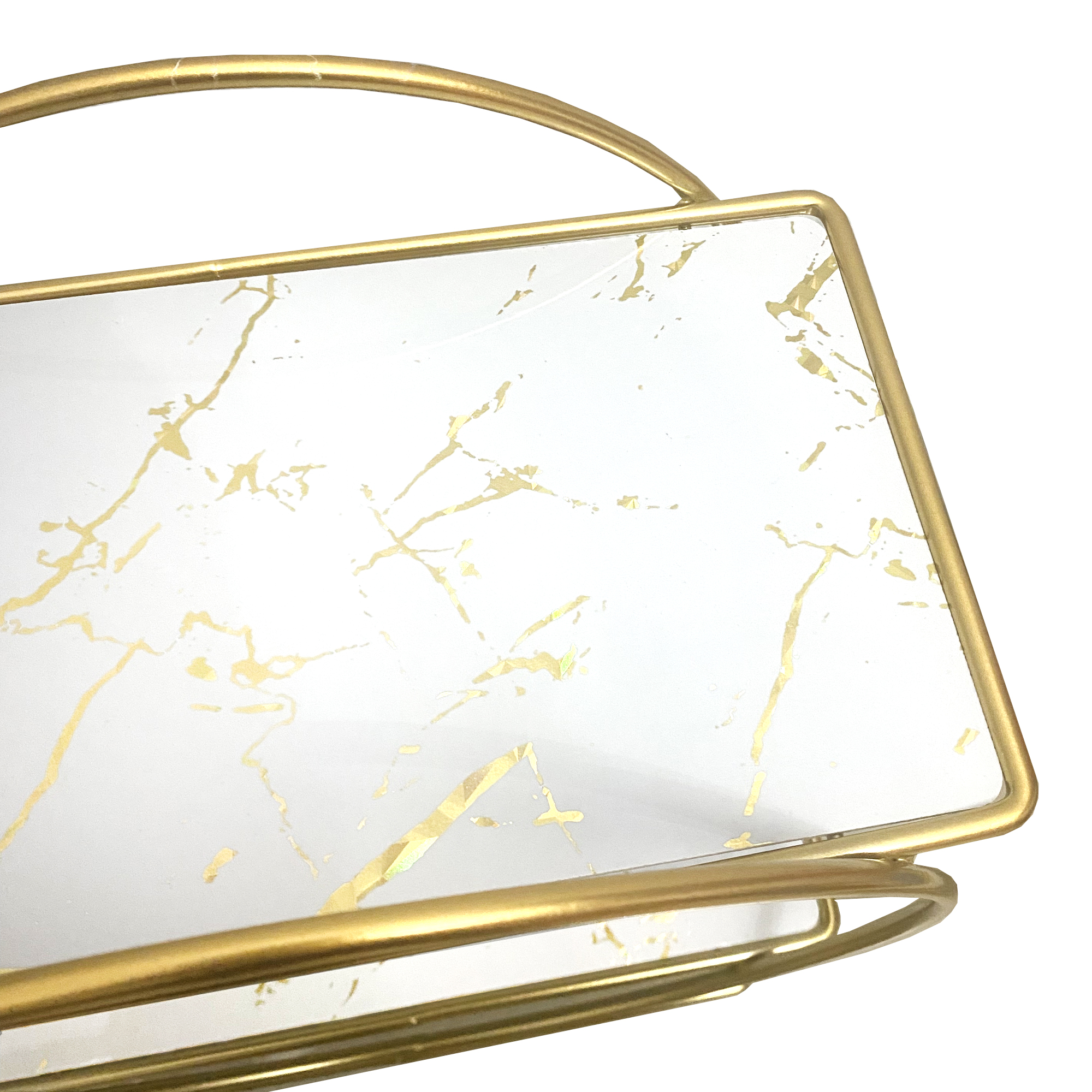 Un marco dorado rodea una superficie blanca con patrones de mármol dorado.