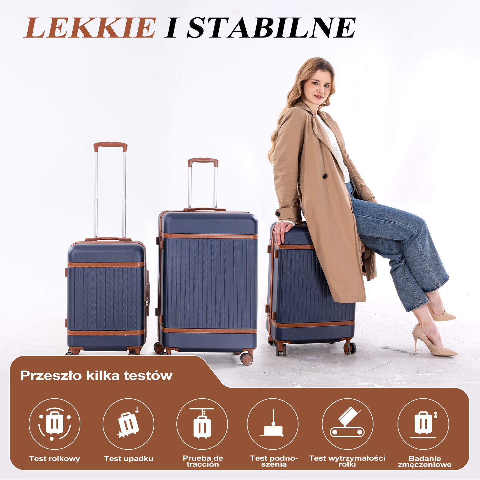 Kobieta siedzi na niebieskiej walizce obok dwóch innych walizek.