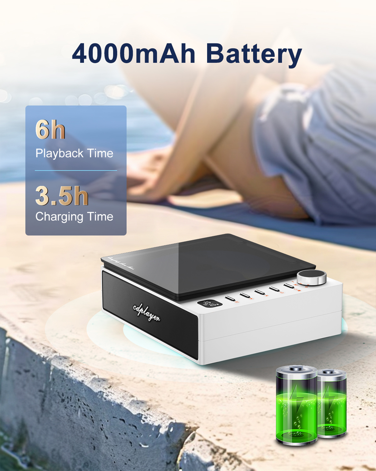 Ein weißer Lautsprecher mit einem schwarzen Bildschirm steht draußen. Zwei Batterien sind daneben.