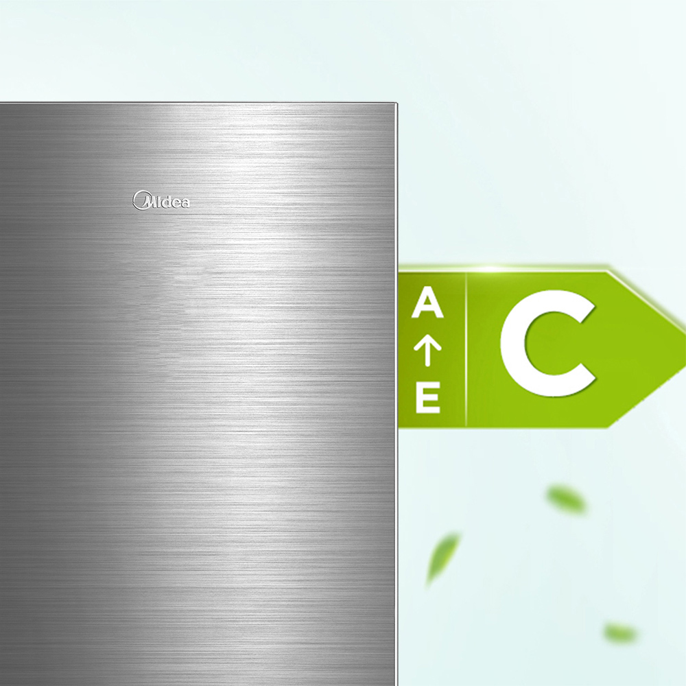 Ein silberner Kühlschrank mit einem Energieeffizienzlabel der Klasse C.
