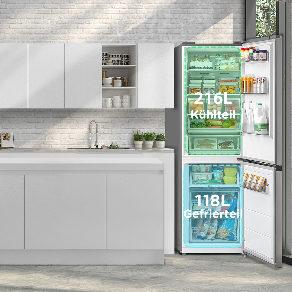 Ein offener Kühlschrank in einer weißen Küche mit 216L Kühl- und 118L Gefrierteil.