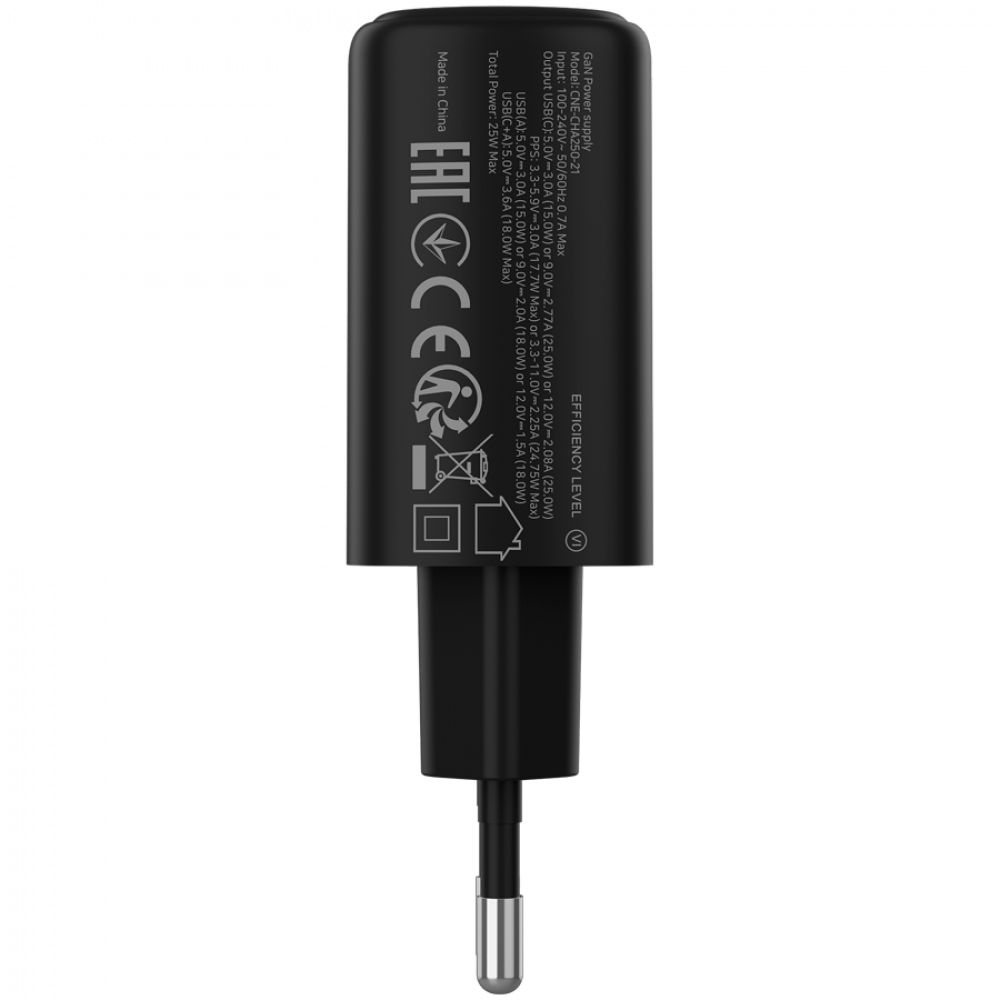 Adattatore di alimentazione USB-C nero con spina UE ed etichette.