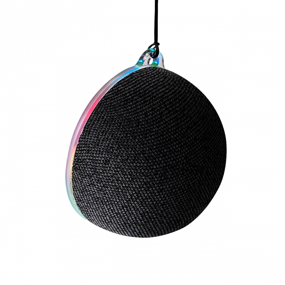 Czarny głośnik z kolorowymi światłami, wiszący na sznurku.