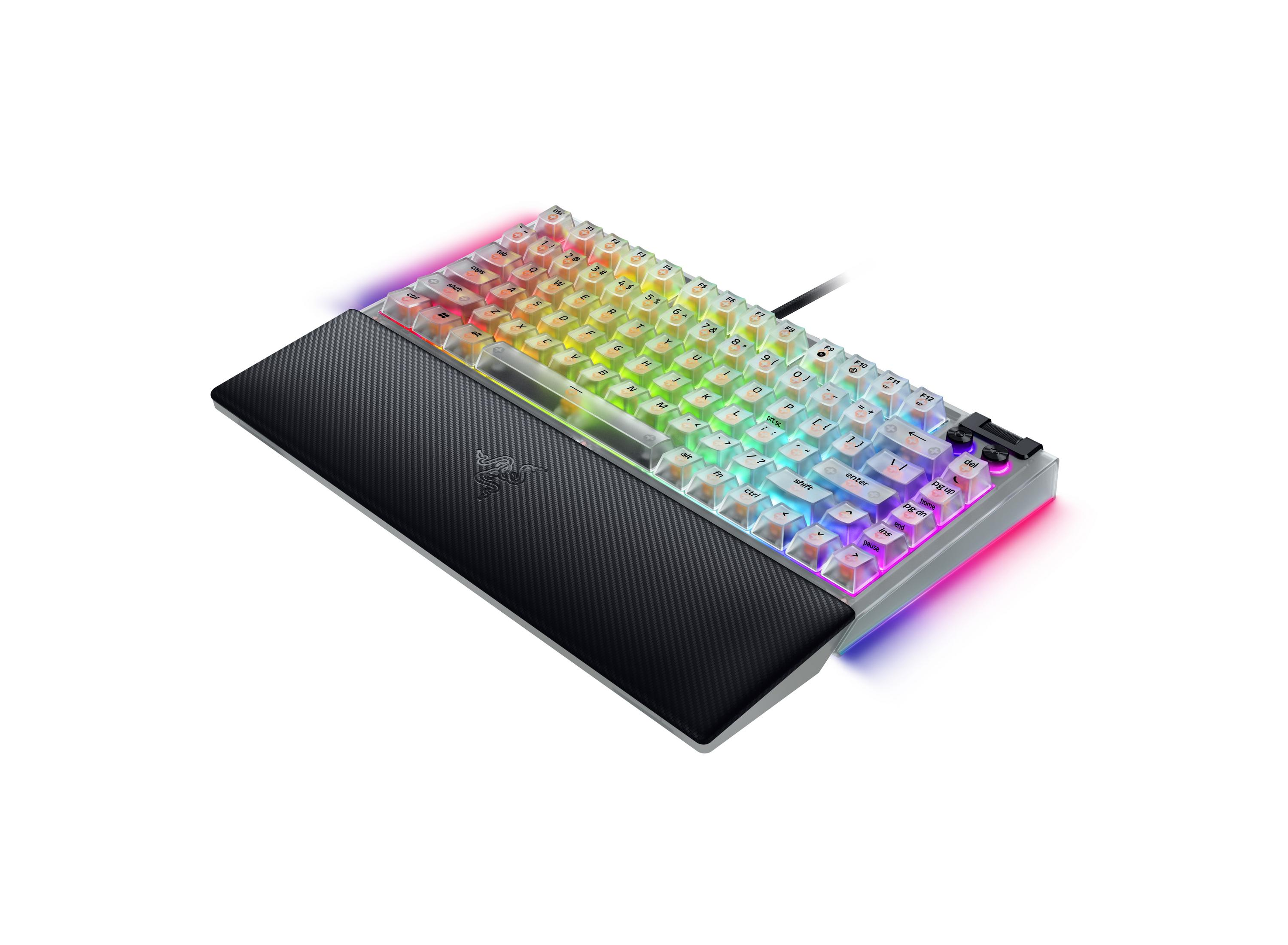Una tastiera da gaming con illuminazione RGB e poggiapolsi nero.