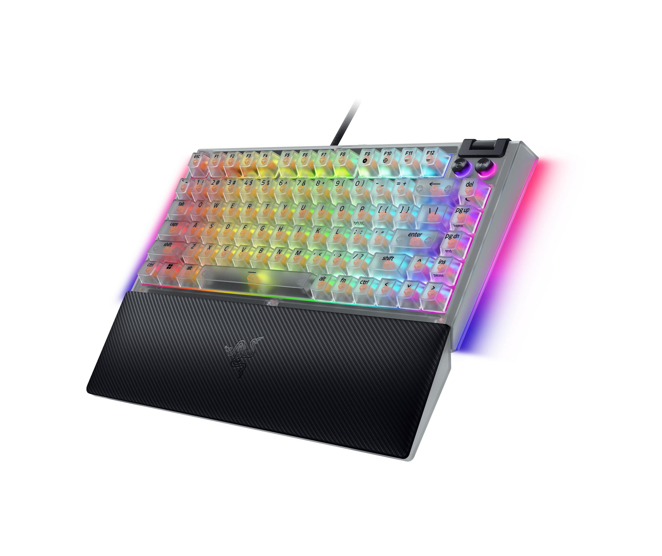 Una tastiera meccanica grigia con copritasti trasparenti e illuminazione RGB.