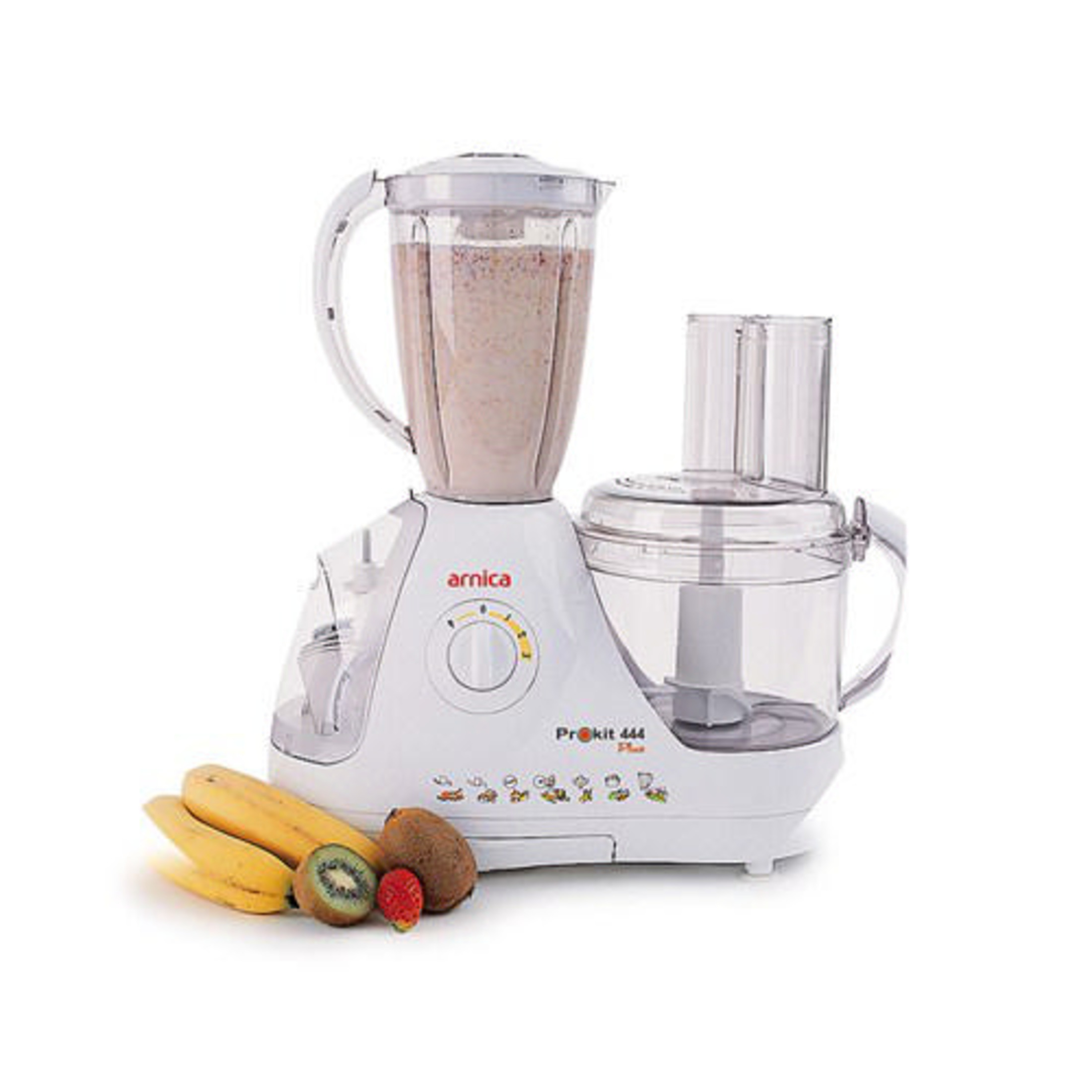 Karışık sıvı içeren hazne, meyveler ve blender aparatlı beyaz mutfak robotu.