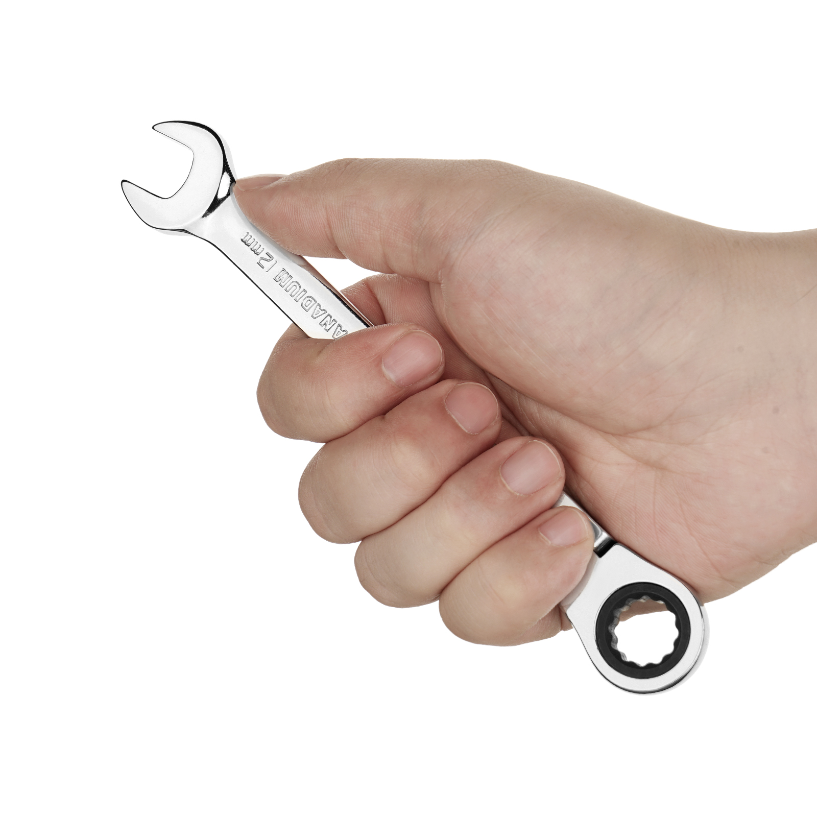 Una mano tiene una chiave a cricchetto cromata. Iscrizione: VANADIUM 12mm.