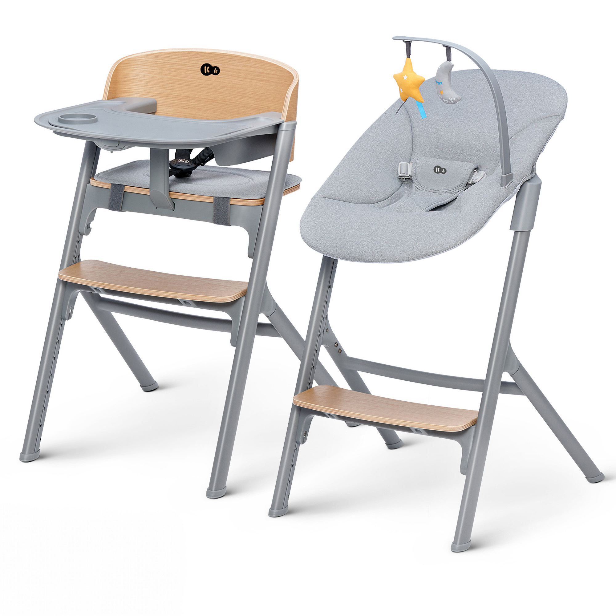 Ein Hochstuhl mit Holzdetail und ein Baby-Bouncer mit Spielzeug.