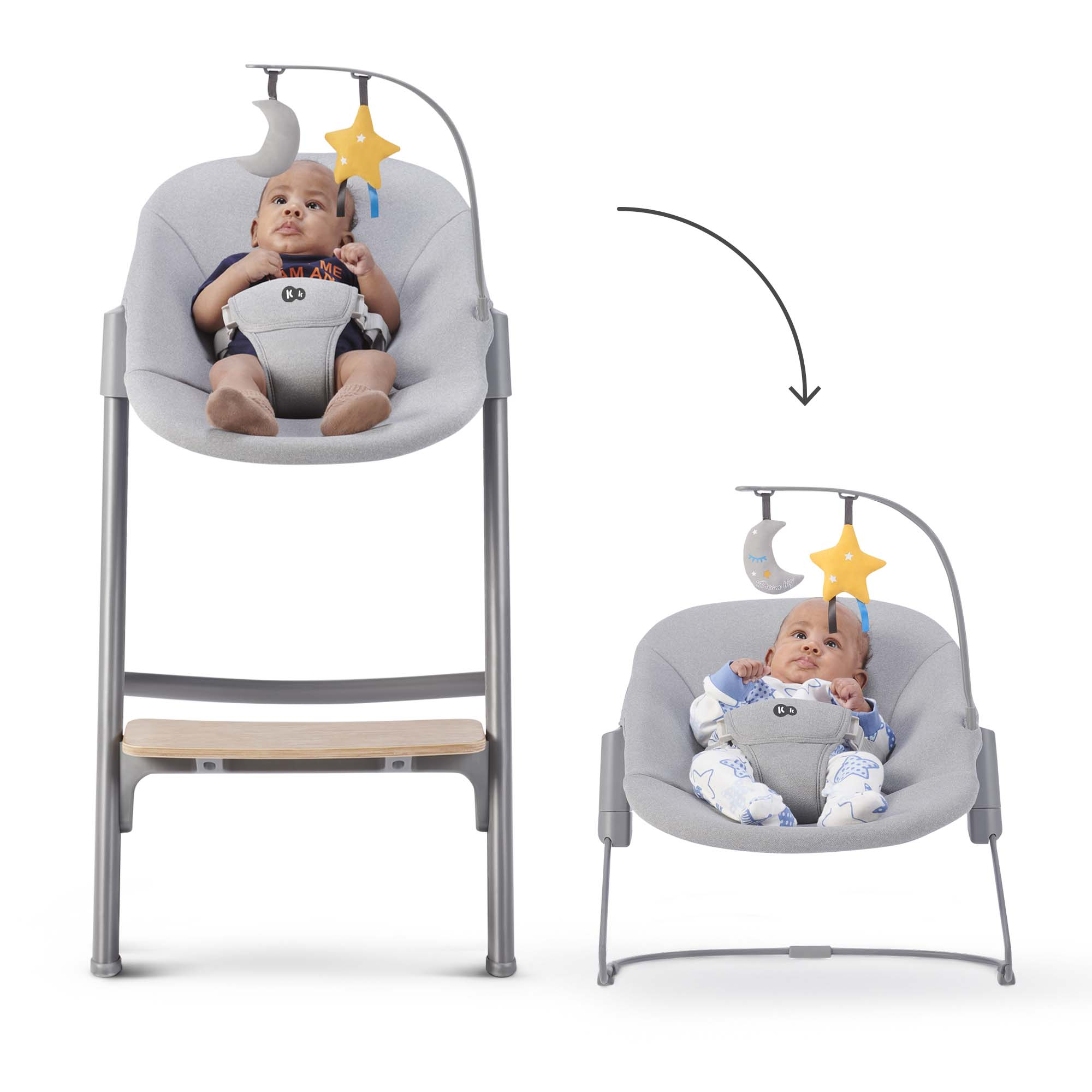 Ein Baby sitzt in einem Hochstuhl und in einer Babywippe, beide mit Spielzeug.