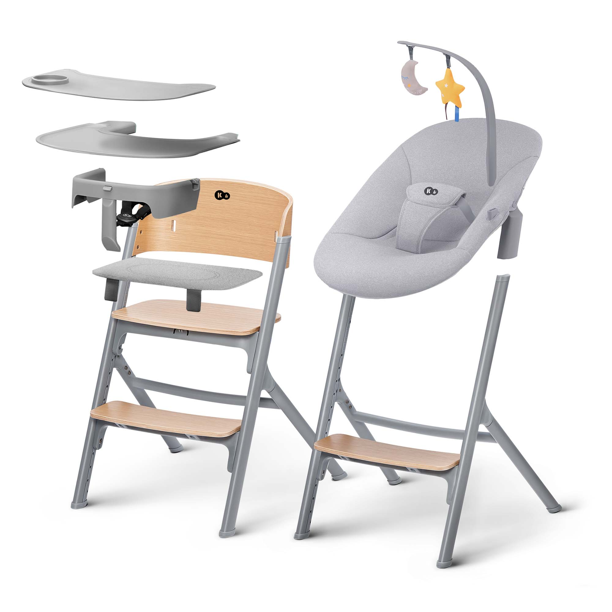 Ein Hochstuhl und eine Babywippe, beide grau mit Holzdetails. Zubehör liegt daneben.