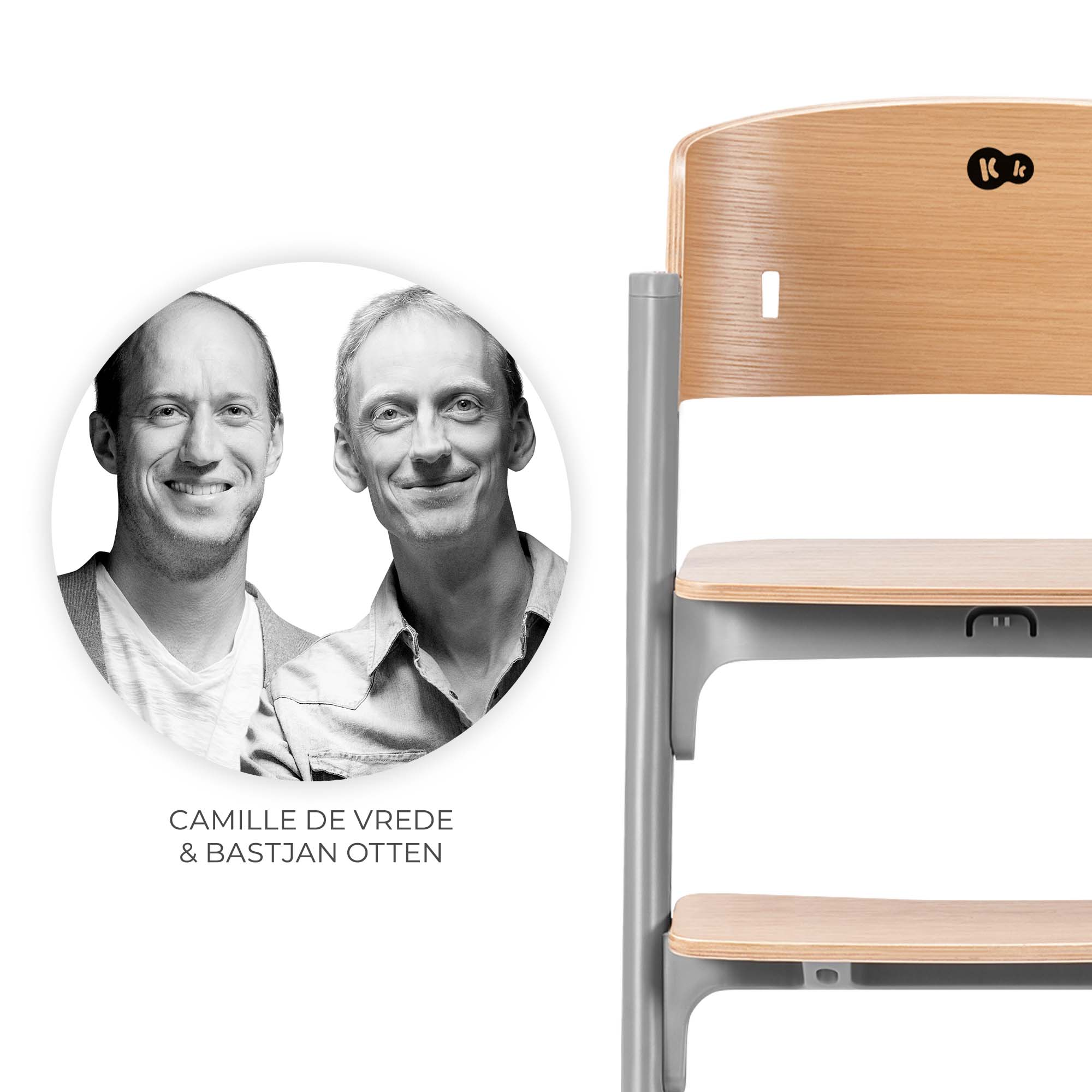 Zwei Männer, Camille de Vrede & Bastjan Otten, lächeln neben einem Holzstuhl.