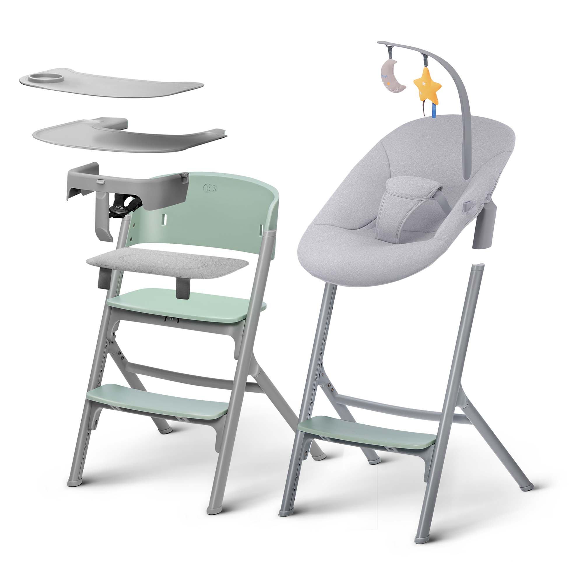Ein Hochstuhl in Mintgrün und Grau mit abnehmbaren Tabletts und einer Babywippe.