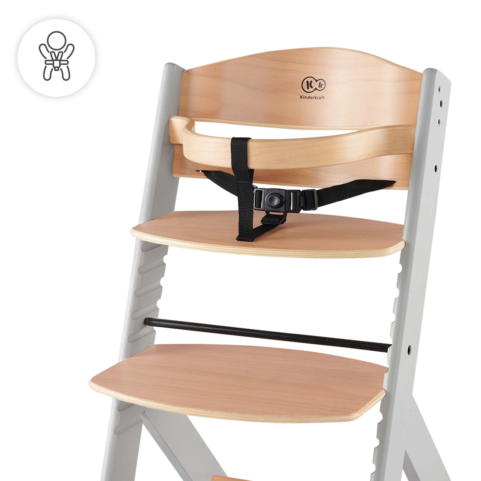 Ein Kinderhochstuhl aus Holz und grauem Kunststoff mit Sicherheitsgurt.