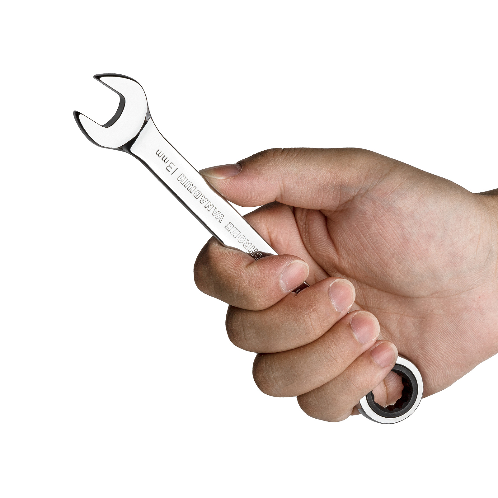 Una mano tiene una chiave da 13 mm in cromo vanadio.