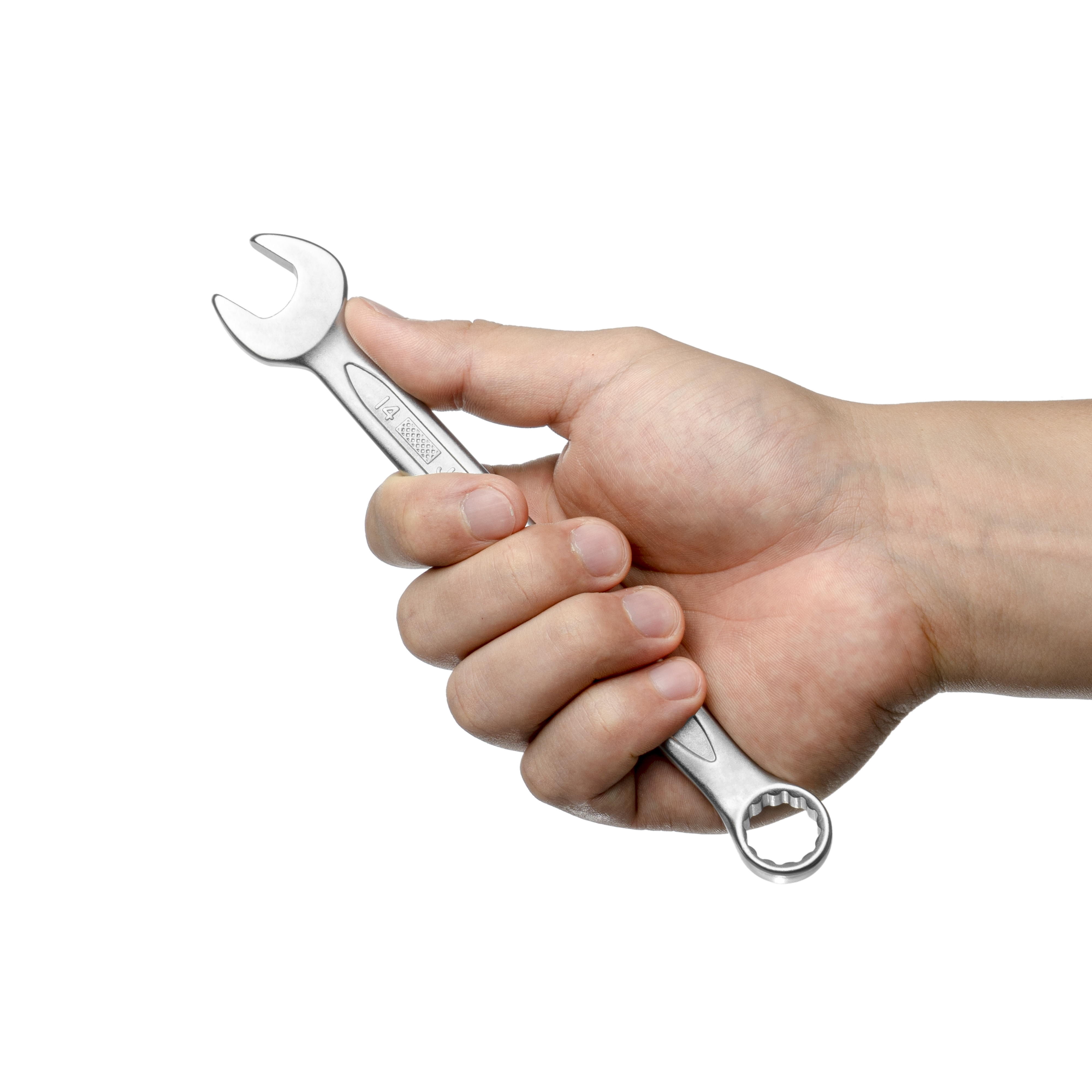 Una mano tiene una chiave inglese argentata su sfondo bianco.