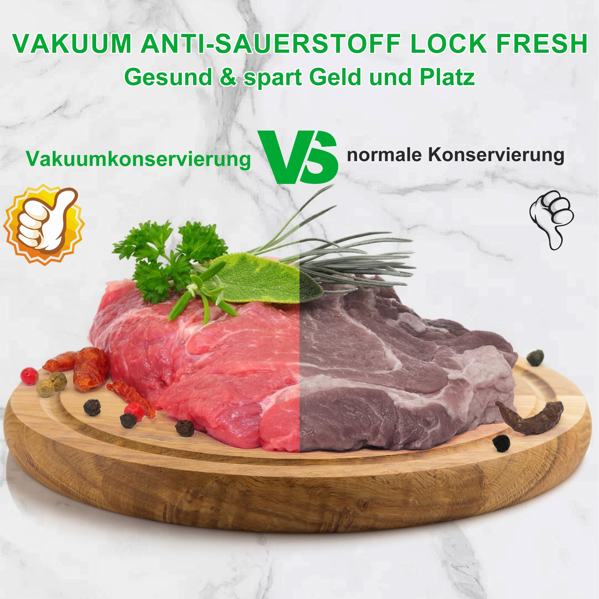 Rohes und konserviertes Fleisch nebeneinander auf einem Holzbrett, Gewürze und Kräuter.