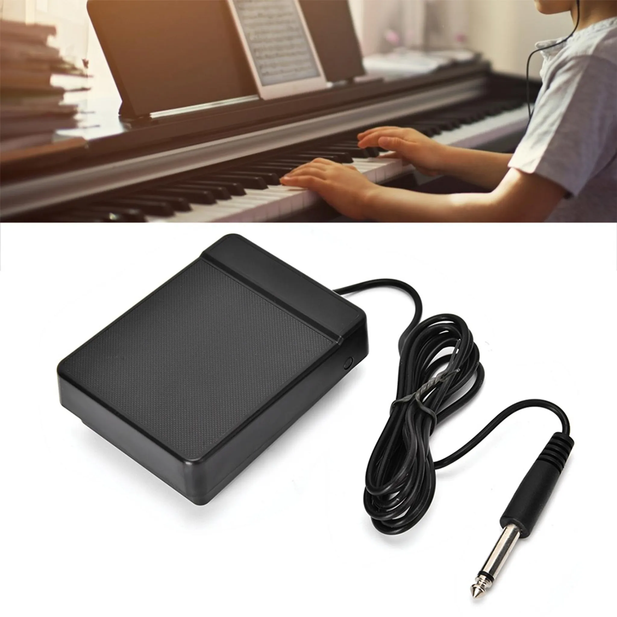 Ein schwarzes Sustain-Pedal mit Spulenkabel und Klinkenstecker neben einem Klavier.