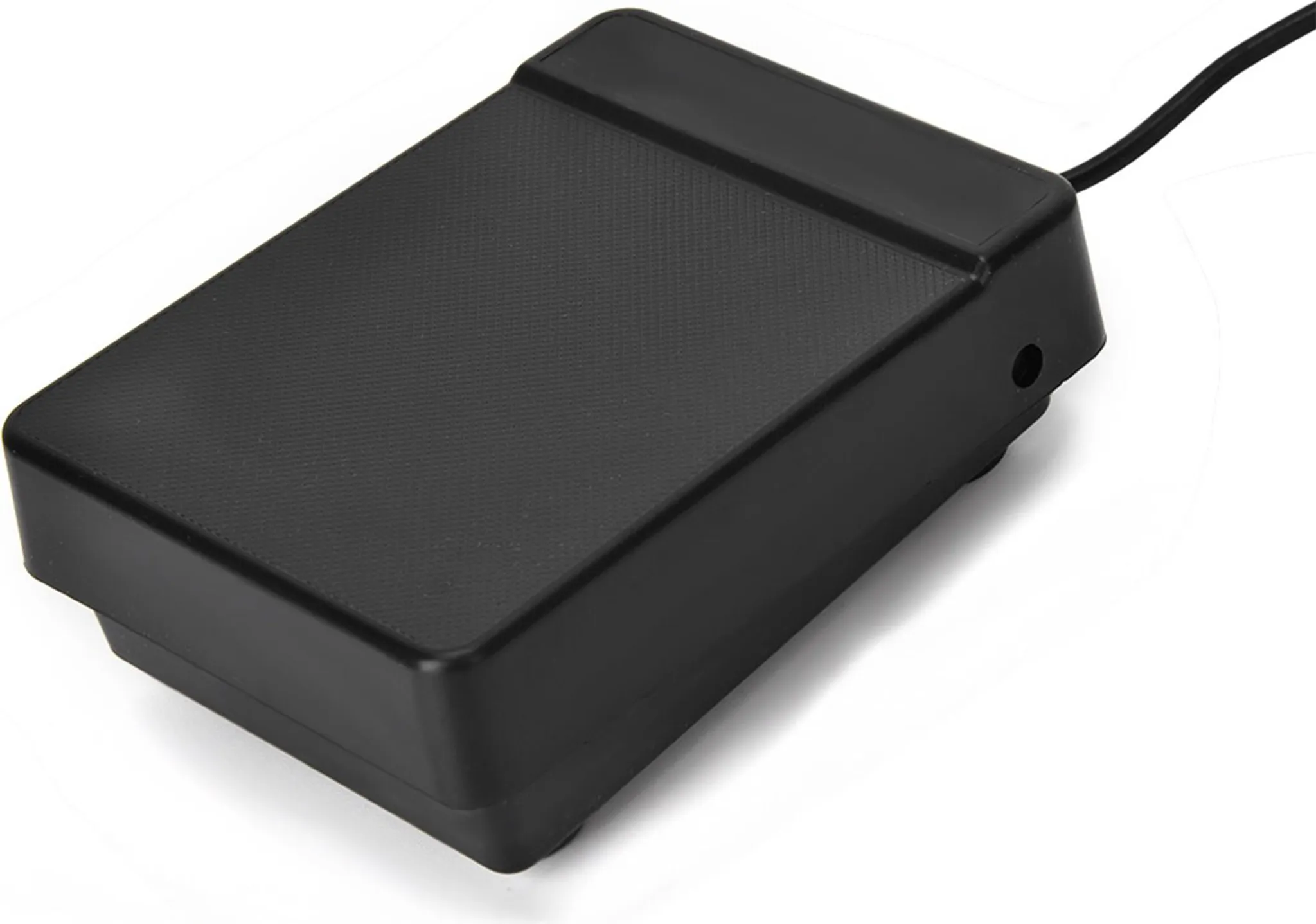 Ein schwarzes Fußpedal mit gerasterter Oberfläche und Kabel.