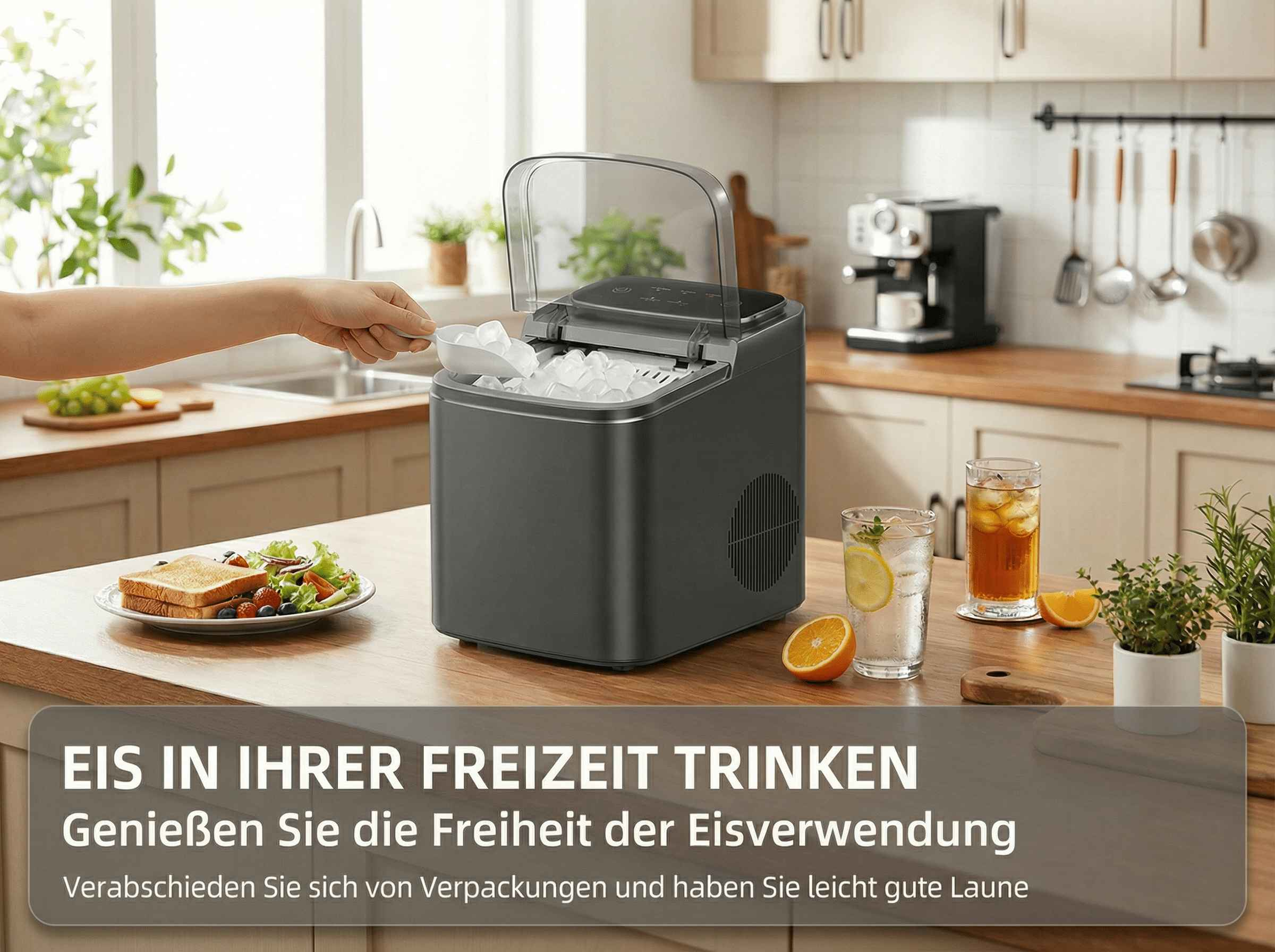 Eine Person gibt Eiswürfel in eine Eismaschine. Daneben ein Teller mit Sandwiches und Salat.