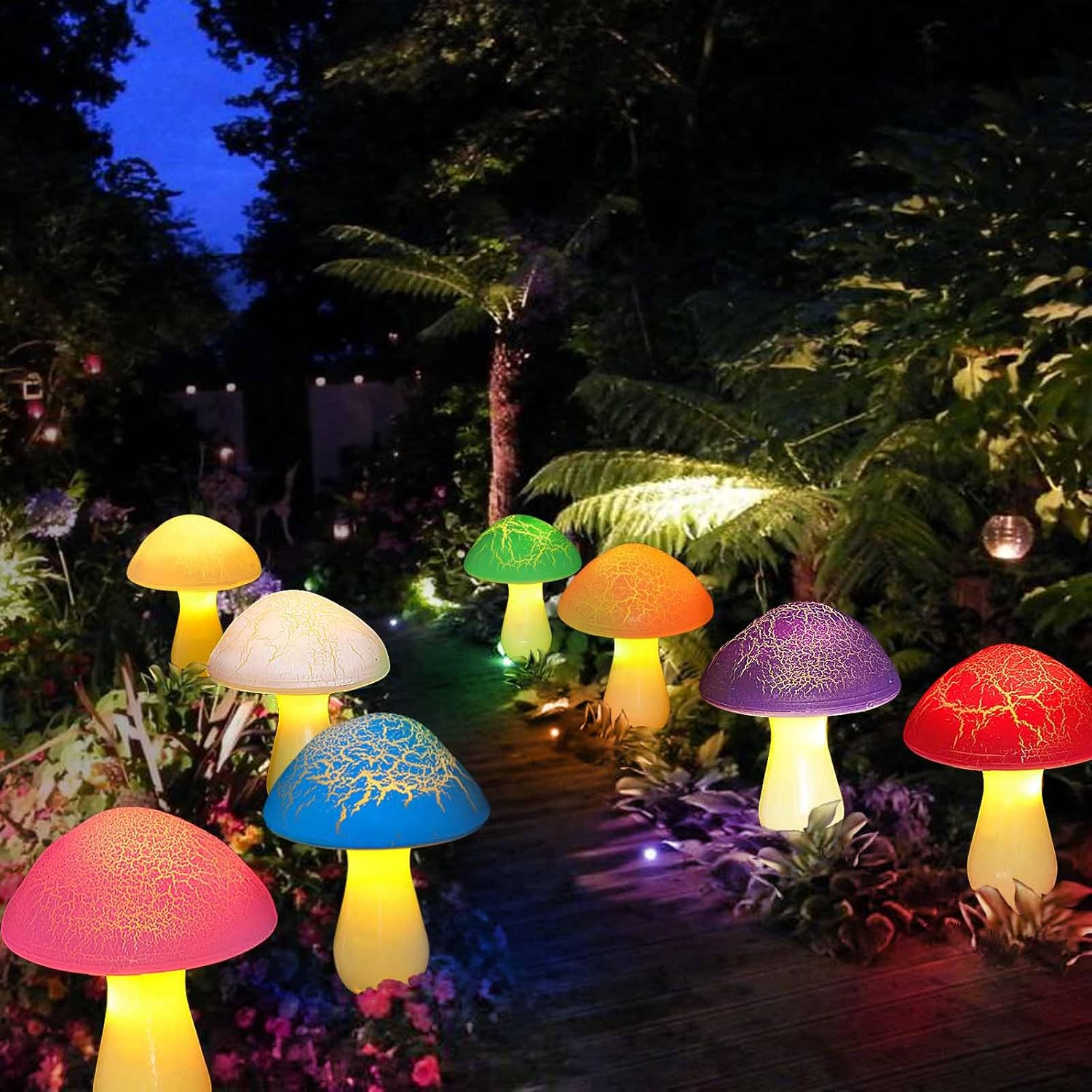 Bunte Pilz-Gartenleuchten beleuchten einen Weg im Dunkeln.