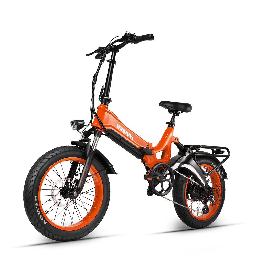 Orange Klapprad mit dicken Reifen und Gepäckträger, auf weißem Hintergrund.
