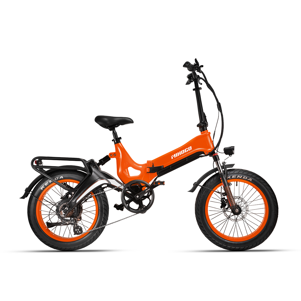 Ein oranges Klappfahrrad mit schwarzen Reifen und Felgen, auf weißem Hintergrund.
