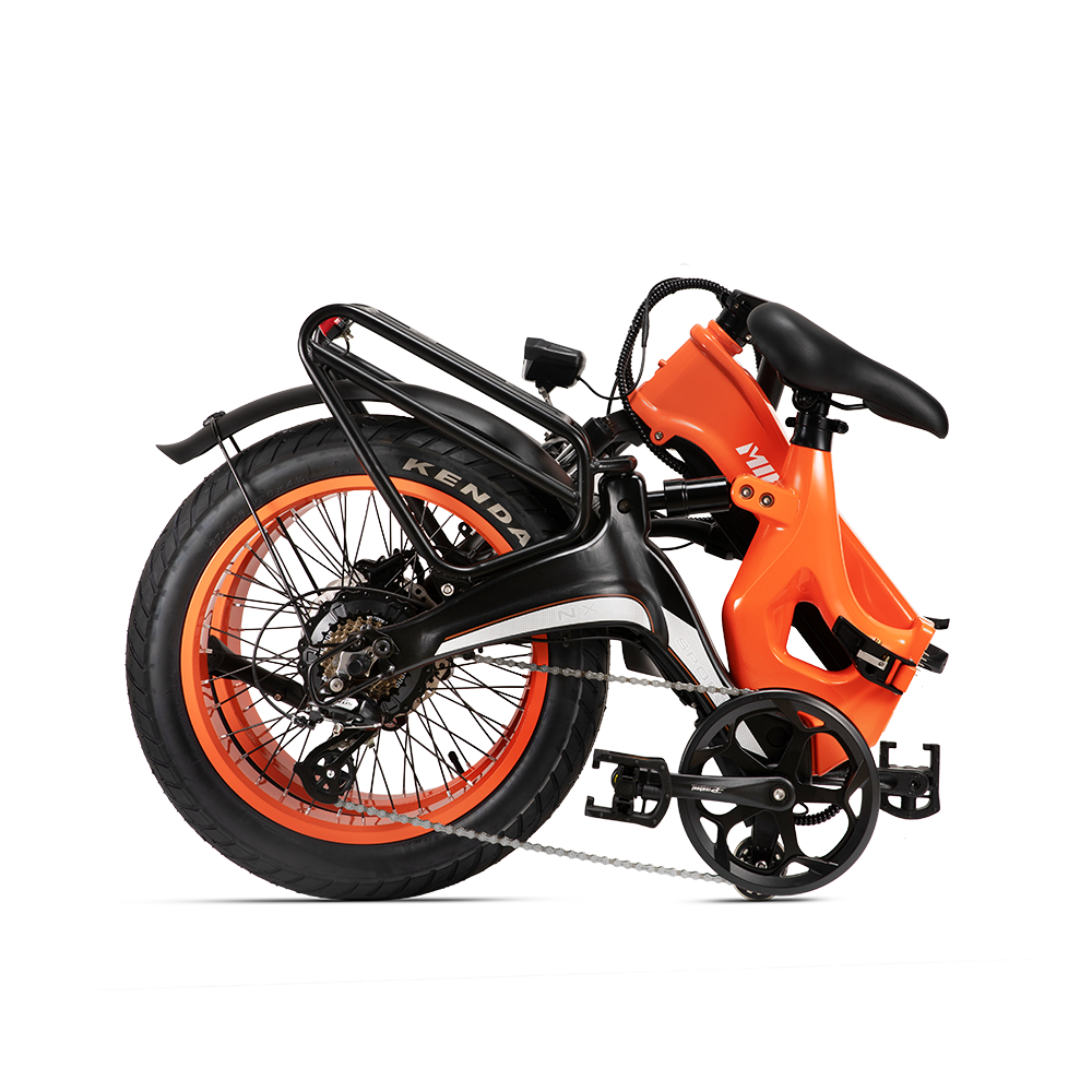 Ein zusammengeklapptes orange-schwarzes E-Bike mit dicken Reifen und Gepäckträger. Weißer Hintergrund.