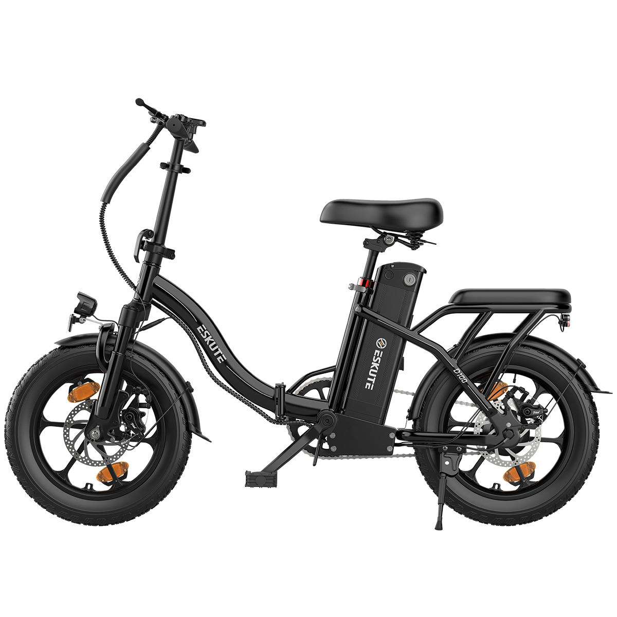 Schwarzes E-Bike mit dickem Reifen, Sitz und Gepäckträger. Weißer Hintergrund.