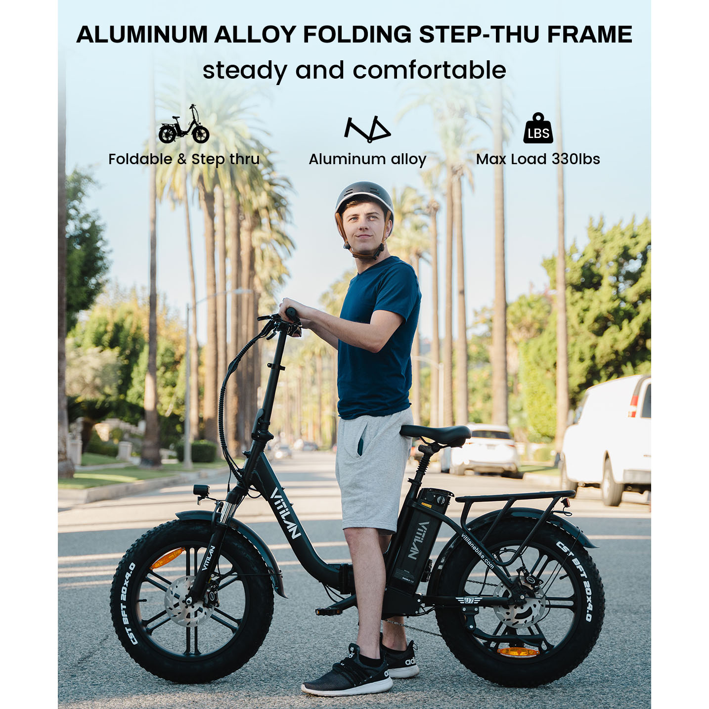 Mężczyzna z czarnym rowerem elektrycznym na ulicy, otoczony palmami. "Aluminiowa rama składana".