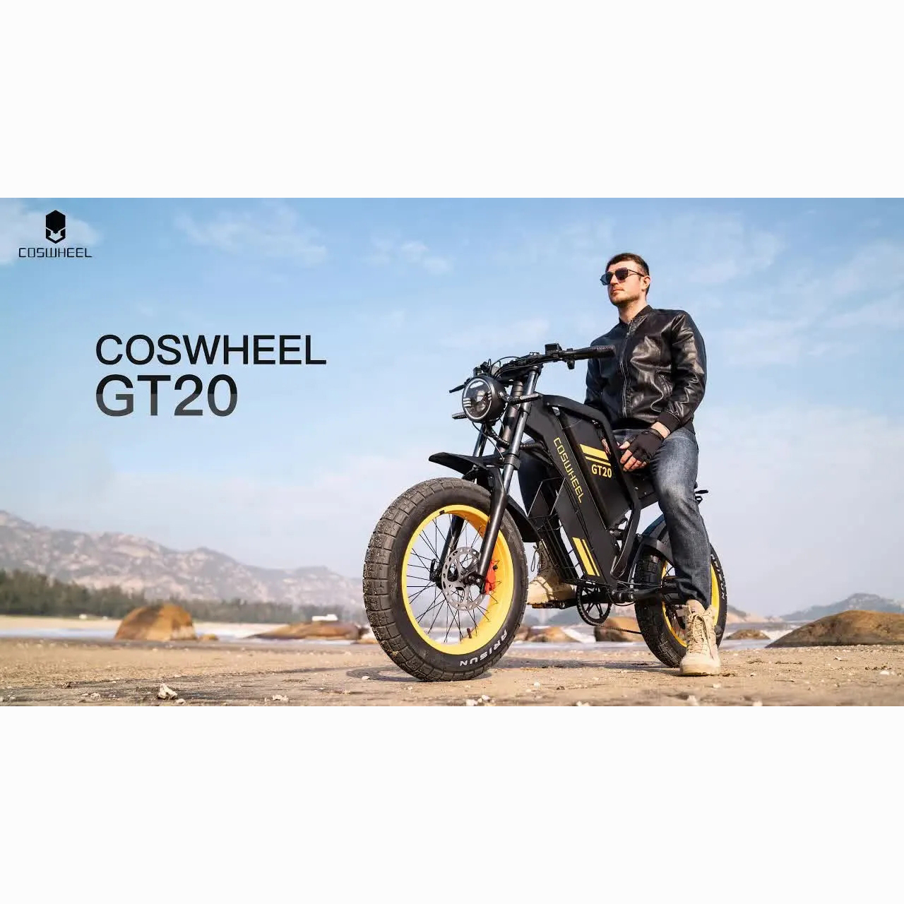 Ein Mann auf einem schwarzen E-Bike mit gelben Felgen am Strand.