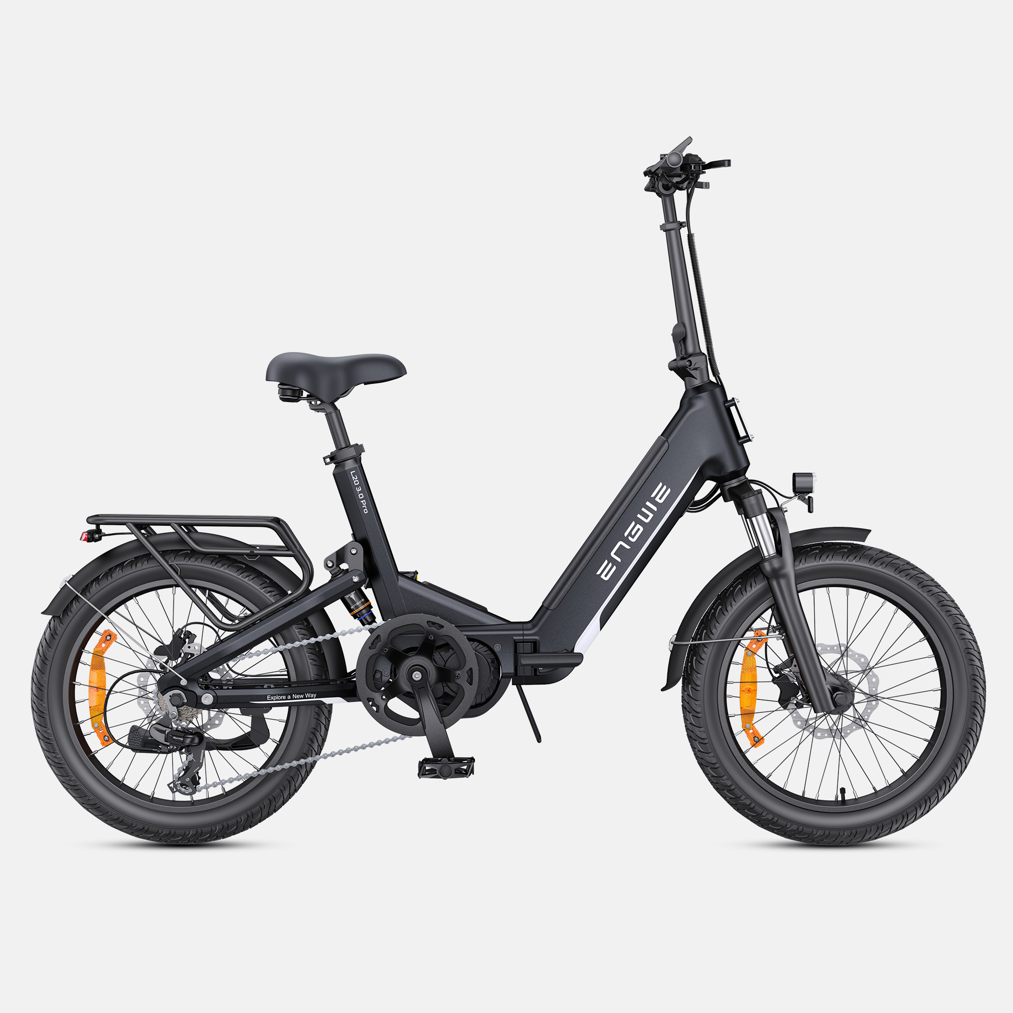 Ein schwarzes faltbares E-Bike mit breiten Reifen und Gepäckträger.