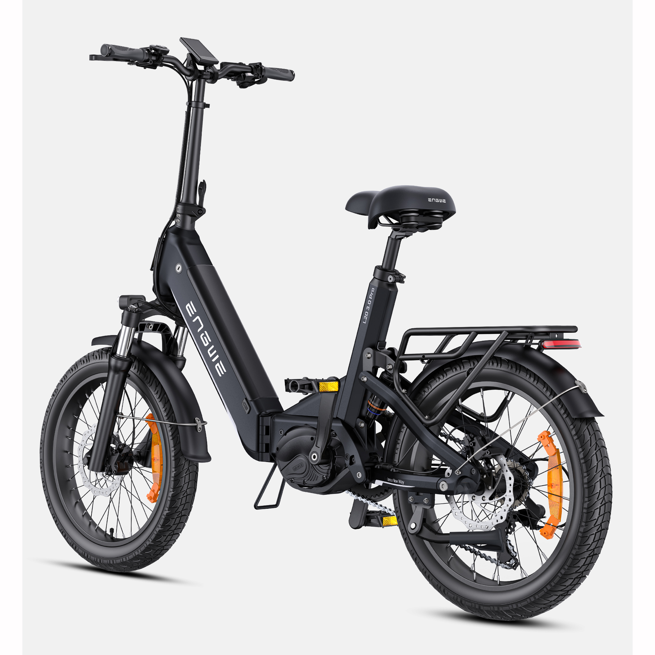 Schwarzes E-Bike mit dicken Reifen, Federgabel und Gepäckträger.