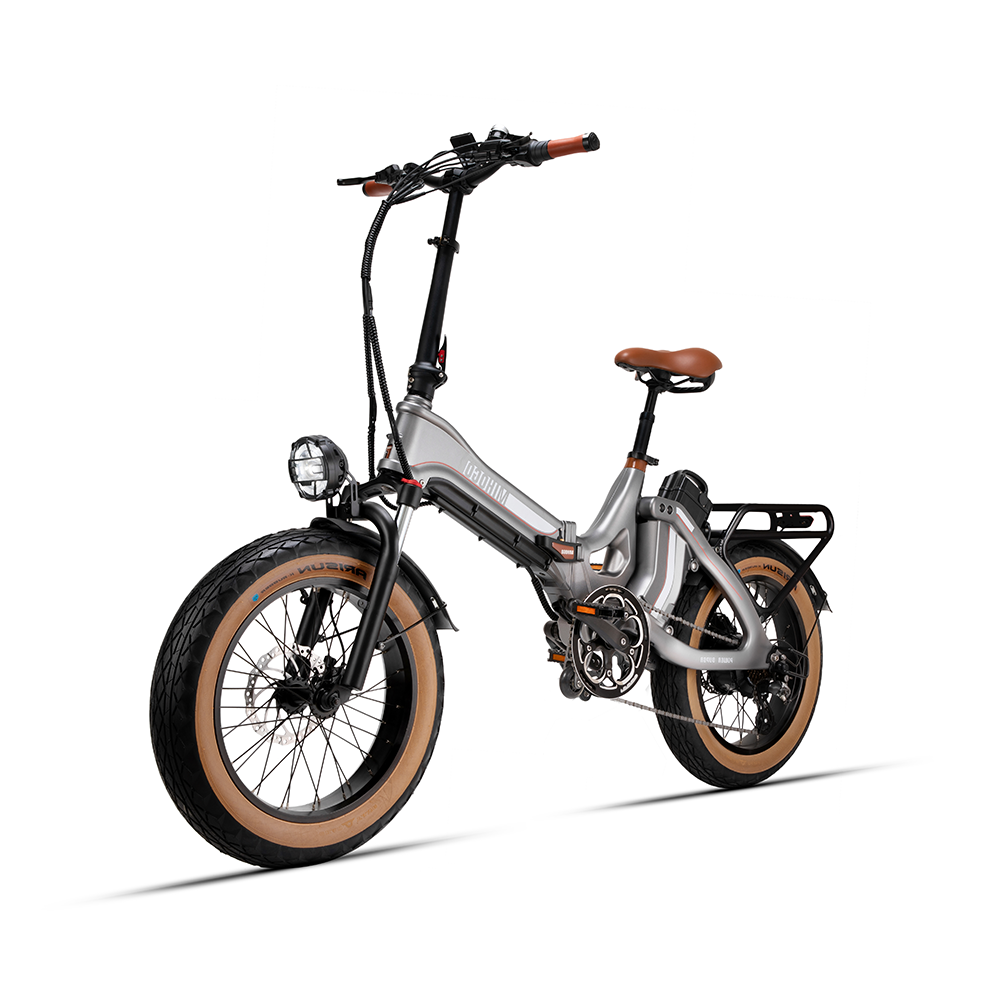 Silbernes faltbares Elektrofahrrad mit braunen Griffen und Sattel, breiten Reifen.