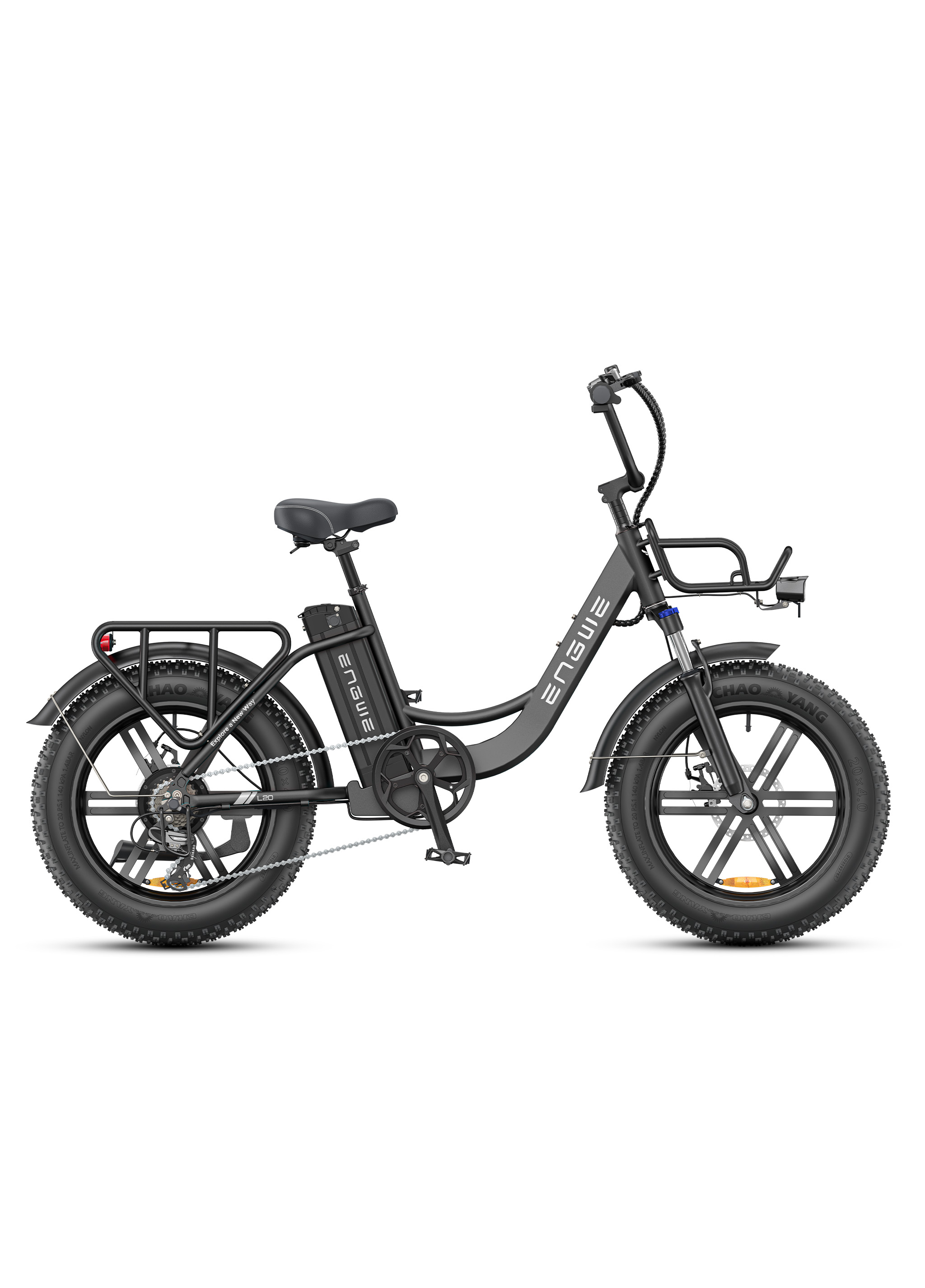 Ein schwarzes E-Fatbike mit breiten Reifen, Gepäckträger hinten und vorne.