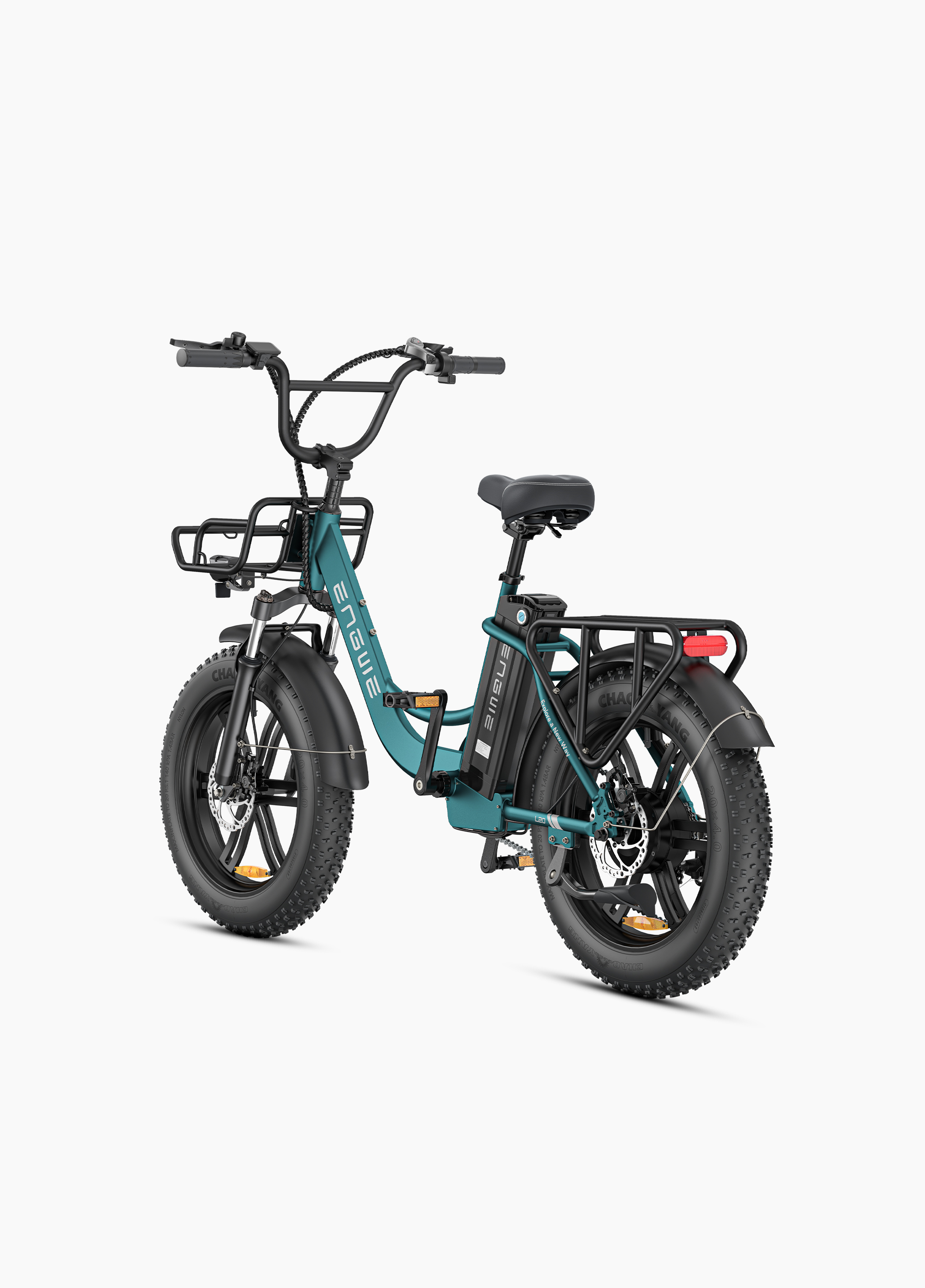 Ein türkisfarbenes E-Bike mit fetten Reifen, Vorderradkorb und Gepäckträger.