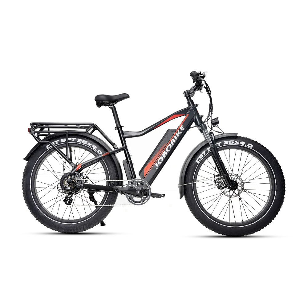 Ein schwarzes E-Bike mit breiten Reifen, roten Akzenten und Gepäckträgern.