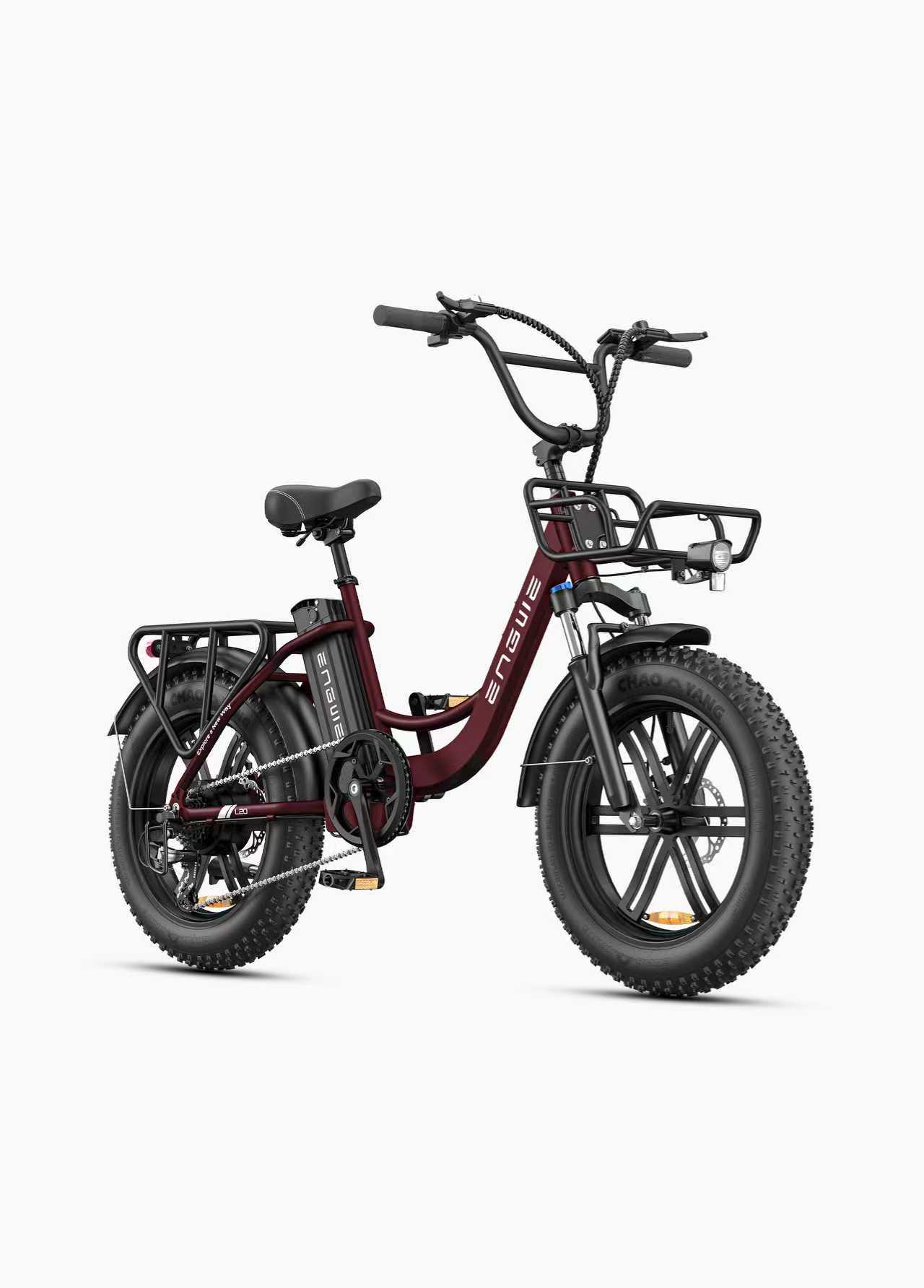 Ein weinrotes E-Bike mit dicken Reifen, Korb vorne, Gepäckträger hinten.
