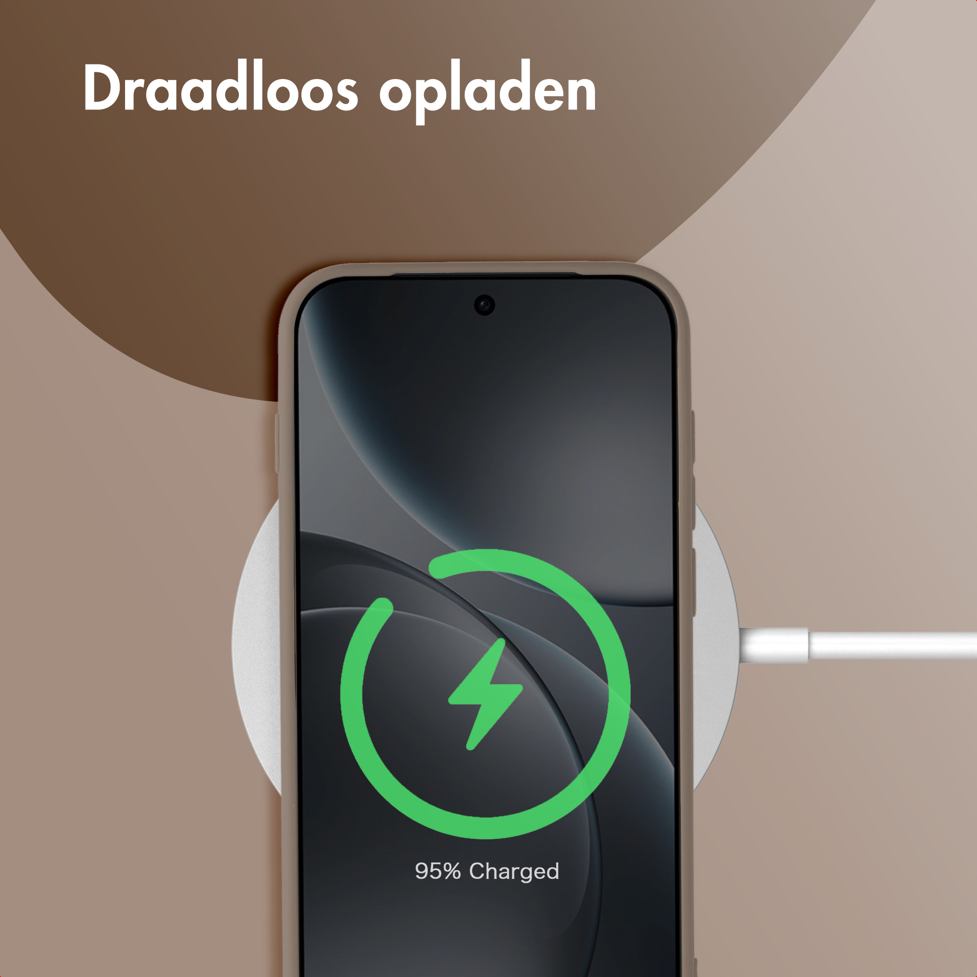 Un smartphone se charge sans fil, 95% chargé.
