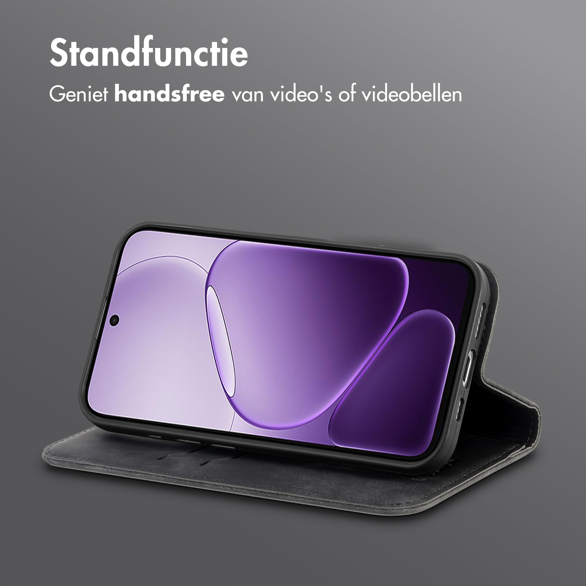 Een smartphone in een zwarte hoes, rechtopstaand, met paarse achtergrondafbeelding.