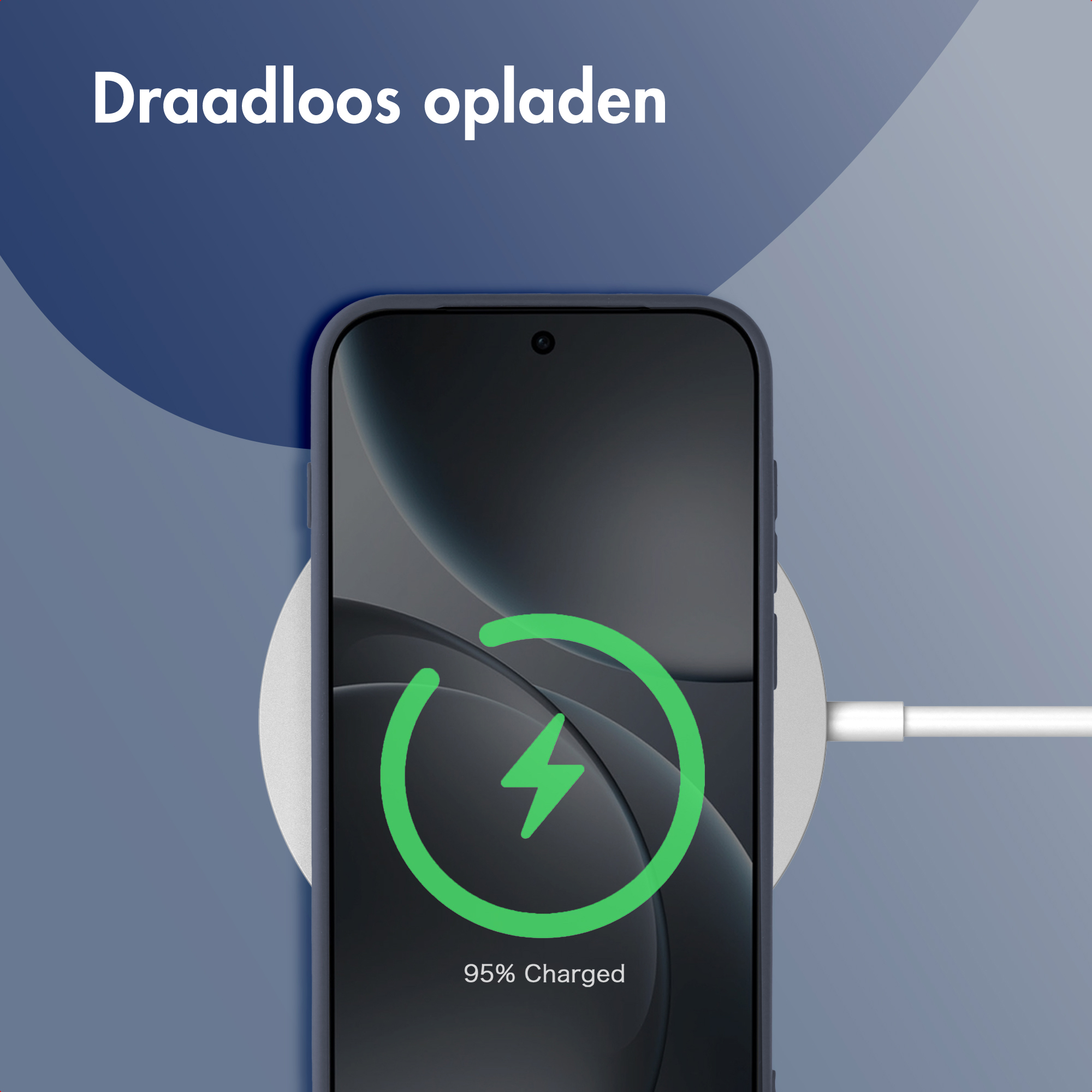 Een smartphone wordt draadloos opgeladen.
