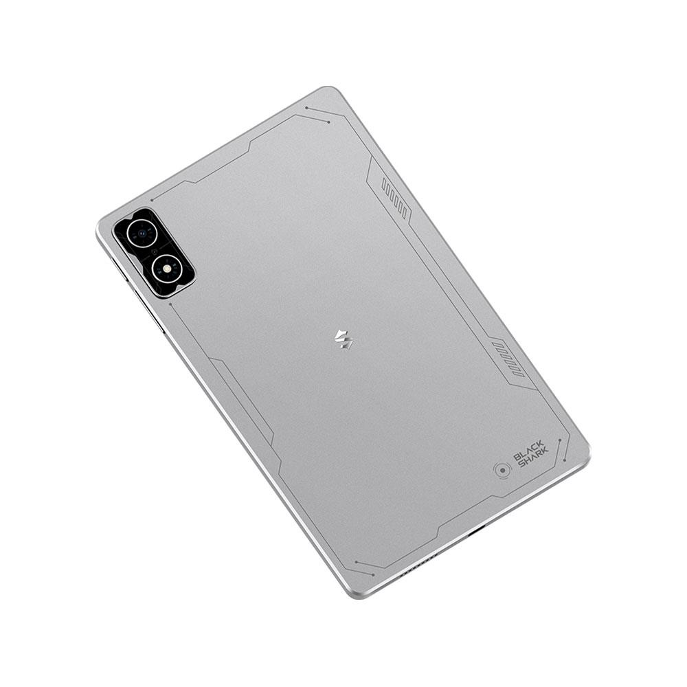 Retro di un tablet argentato con doppia fotocamera e logo 'Black Shark'.