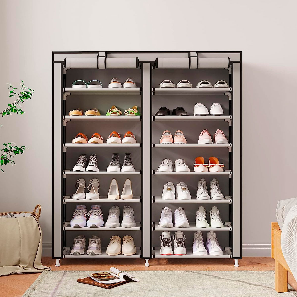 Un zapatero gris con muchas estanterías llenas de zapatos.